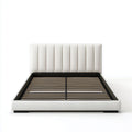 Lit double en cuir blanc avec tête de lit capitonnée à bandes verticales et sommier à lattes