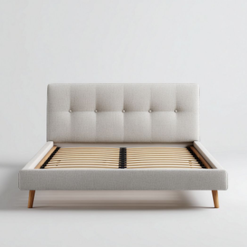 Lit double capitonné en tissu gris clair avec sommier à lattes